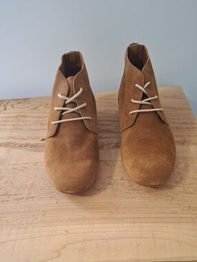 J Shoes Suede Chukka Boots in Brown/Fox